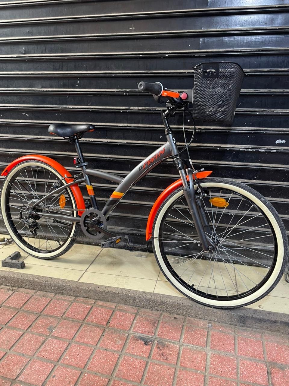 Vélo Enfant B'Twin Original 24-26 Pouces Gris et Orange avec Panier — Casablanca, Maroc